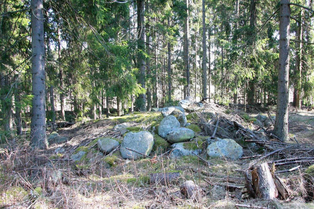 Ett stort röjningsröse ligger i anslutning