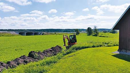 Arkeologgruppen AB rapport 2015:41 Figur 4. Vy över tomtens gräns ut mot åkern. Foto från väster av Leif Karlenby.