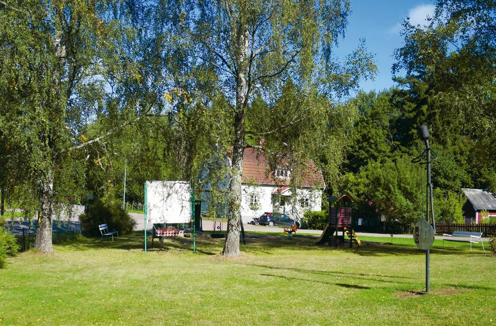18. Samhällets samlingsplats Mitt i Gadderås finns ortens samlingsplats med anslagstavla och busshållplats.