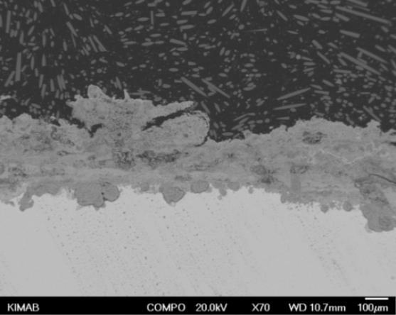 Oxid 350 µm Metall Figur 29. SEM-bilder på stålprov (16Mo3) efter exponering med gjuterisand med resol/ester (GS2), som visar områden med (till vänster) och utan (till höger) tjock oxid/ytbeläggning.