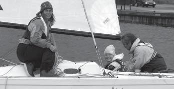 Provapå-segling med ledare och juniorer från SSS. men på senare år har också rätt många nya seglare tillkommit. Vädret hade hittills inte varit speciellt bra, regn och kyla.