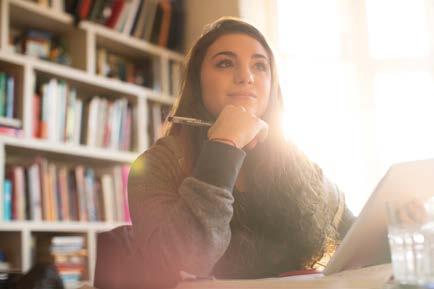 Även gymnasieskolan har läroplaner och kursplaner som tagits fram av Skolverket. I en kursplan står det vad eleverna ska kunna när de slutar.