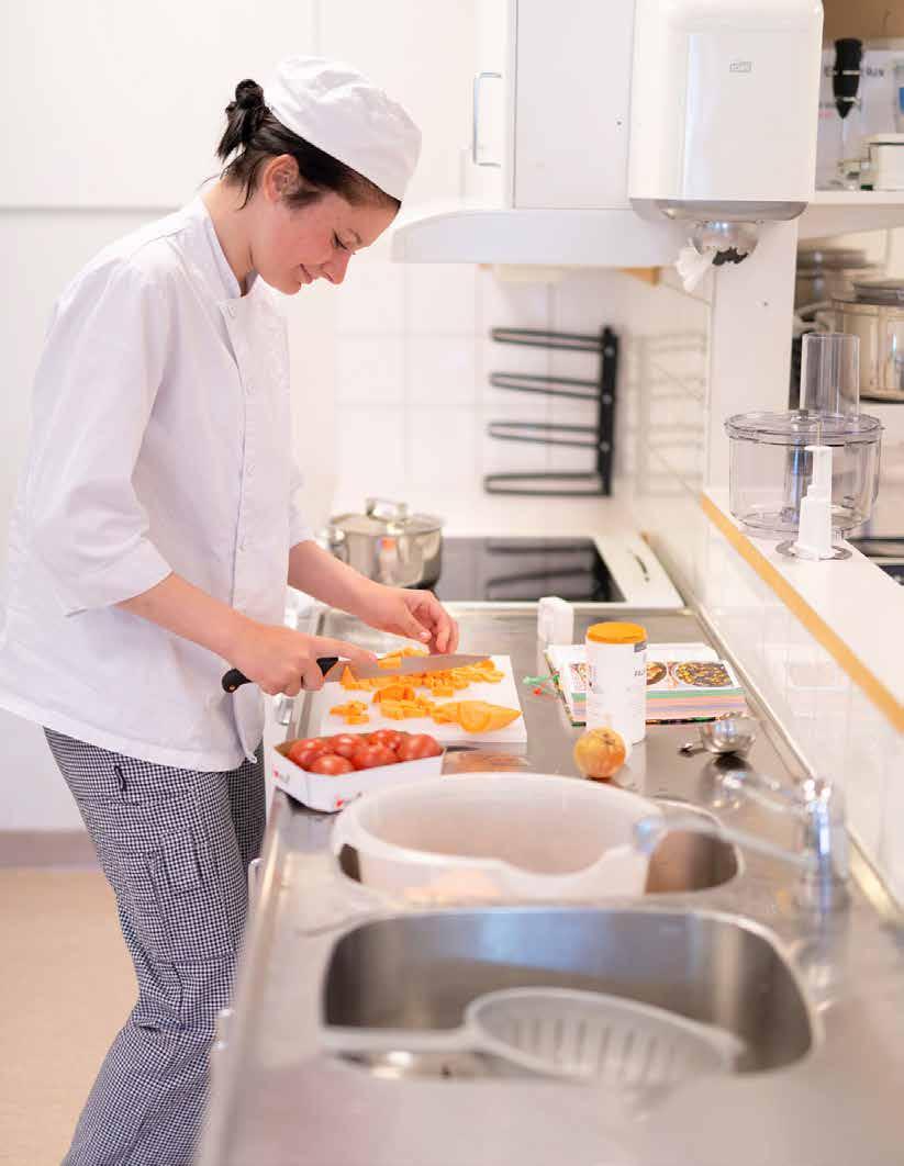 För dig som gillar matlagning och bakning 8 HOTELL, RESTAURANG OCH BAGERI Programmet är till för dig som vill arbeta med matlagning, bakning, servering och livsmedel.