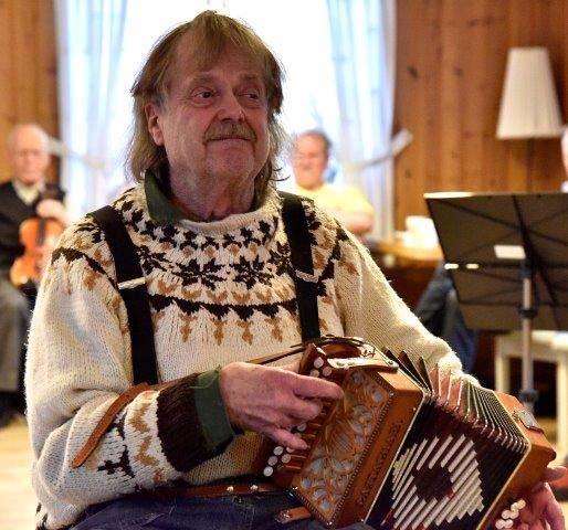 a. Polska från Norra Råda och Polska efter Orr-Jonke med hjälp av sin fiol. Klackrent under Lasse Thaléns ledning, som spelade bl.a. Hambobacken, Vägen till Dalstuga och C-G-Schottis från Västerbotten.