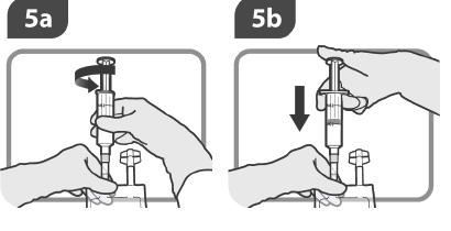 Steg 5 5a 5b Vänd infusionspåsen upp och ner och skruva på sprutan på den blå porten. Töm ut sprutans innehåll i påsen. Avlägsna sprutan. Blanda försiktigt innehållet i påsen.