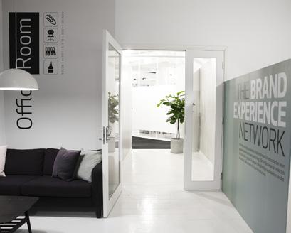 Vi erbjuder kontorsrum Office Space, fasta kontorsplatser A workplace och flexibla arbetsplatser Office Lounge.