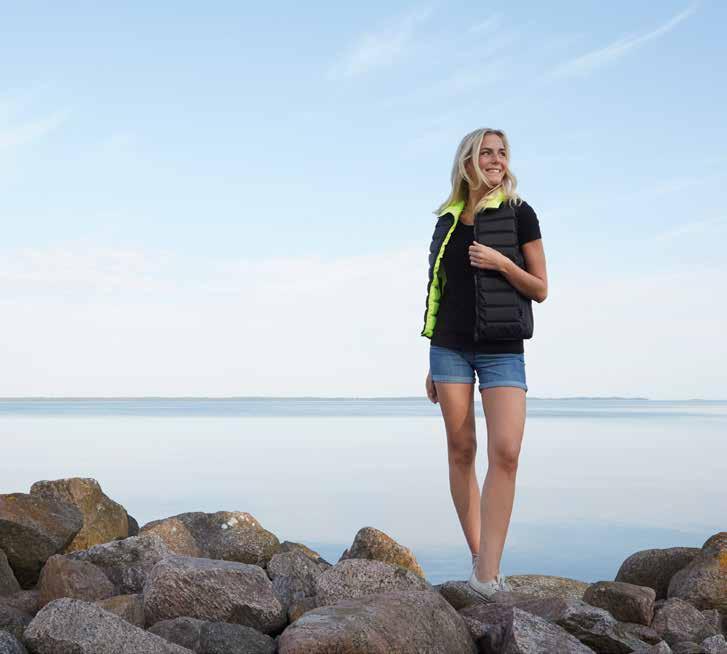 Den har dessutom ventilationsdragkedjor under ärmarna