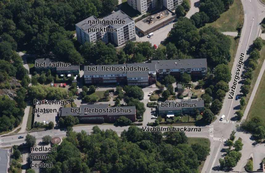 Byggnaden närmast Vårholmsbackarna och flerbostadshuset närmast de närliggande punkthusen i öster byggdes på med en extra våning om 30 nya hyreslägenheter. Flygbild.
