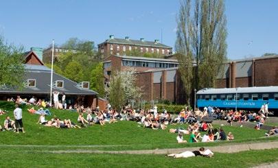 Solceller vässar forskningsmiljön ytterligare Akademiska Hus och Chalmersfastigheter satsar 8 på att installera solceller på åtta av byggnaderna på Chalmers campus Johanneberg.