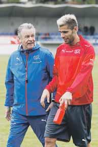.. FOTO TASR/AP Priaznivci bundesligového Hamburger SV sú vo vytržení: ich mužstvo posilnil do novej sezóny hviezdny Valon Behrami.