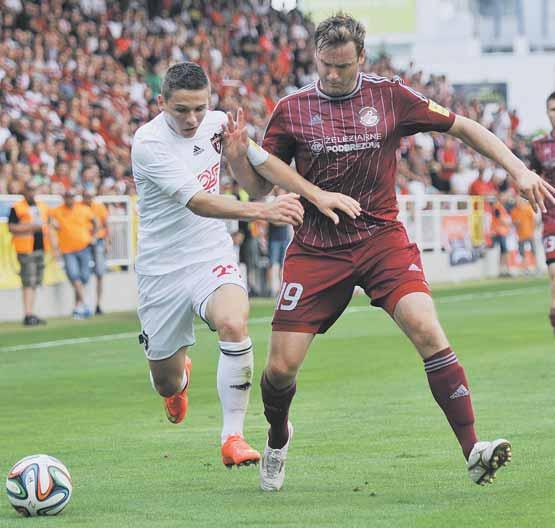 4 FUTBAL pondelok 11. 8. 2014 5. KOLO NAJVYŠŠEJ SÚŤAŽE Nováčik z Podbrezovej vyhral v Trnave - Žilina ani v piatom kole nenašla premožiteľa, v Banskej Bystrici remizovala.