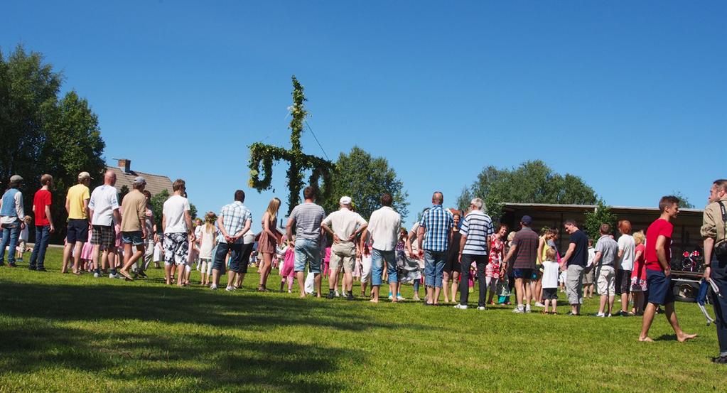 MIDSOMMARAFTON I BYN 23/6 kl 13:00 Missa inte en av årets absoluta höjdpunkter: midsommar i Vännfors! Som vanligt så ses vi på fotbollsplanen för att sjunga, fika och dansa kring stången.