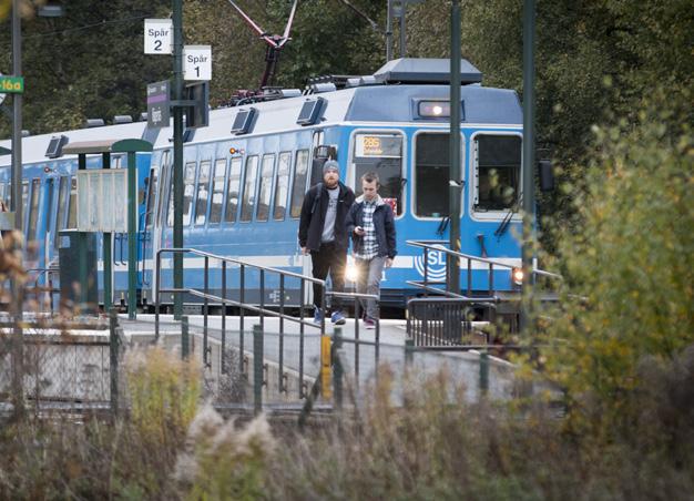 För att öka säkerheten kring Viggbyholms station stängs plankorsningen vid Viggbyholmsvägen under 2017 och de två gång- och cykelpassagerna vid Virauddsparken och Rönninge byväg förses under 2018 med