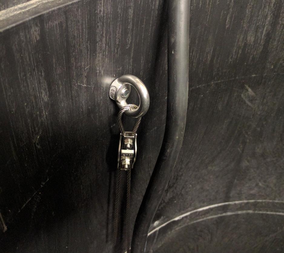 8.1 INSTALLATION AV NIVÅGIVAREN 1. Packa upp nivågivaren. 2. Den levereras med en rostfri upphängningsvajer. 3.
