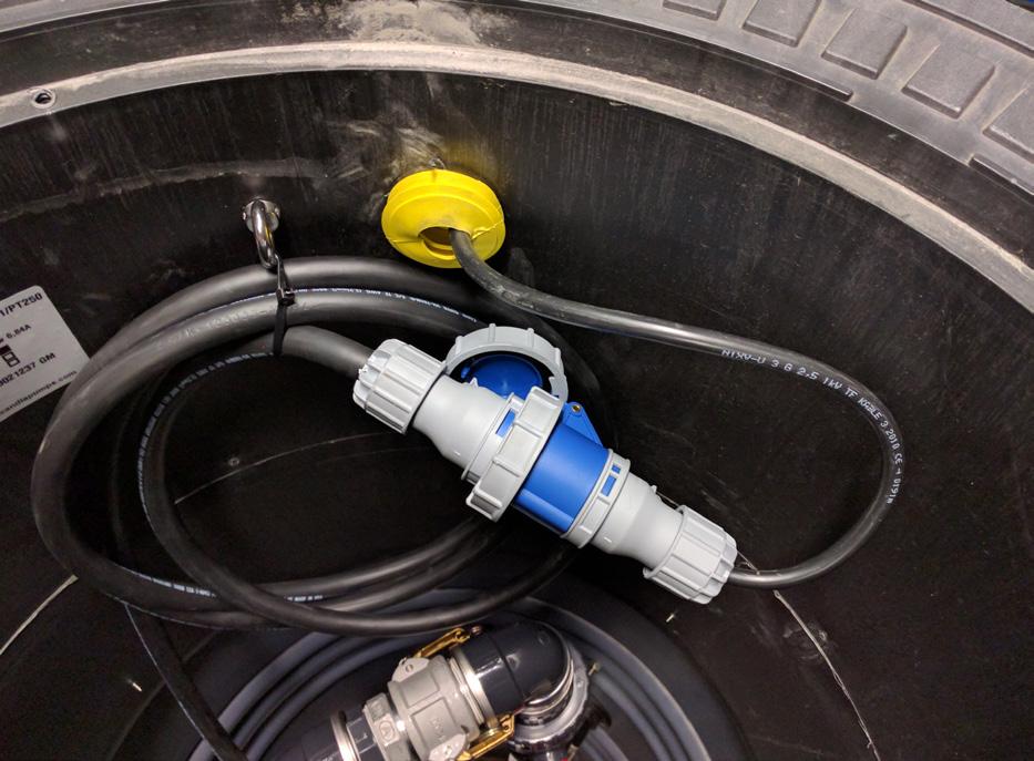 Låt aldrig stickproppen vara ansluten på en omonterad pump.