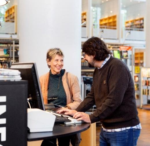 Biblioteken förmedlar talböckerna och har kontakt med användarna.