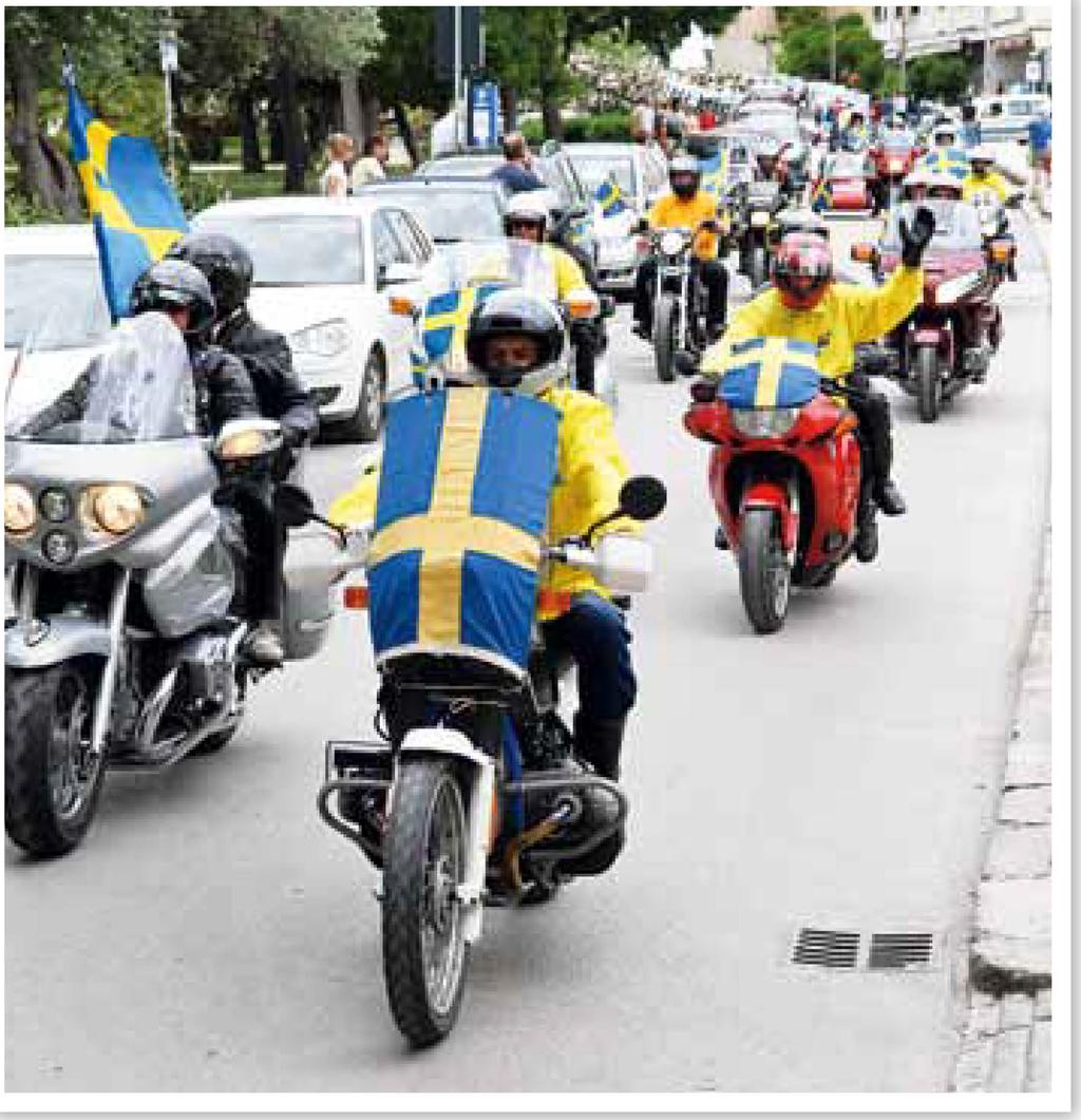 Alla brukar pryda sina motorcyklar med flaggor och vimplar och annat i sitt lands färger. Sträckan kan vara från 1 mil upp till 6 mil.