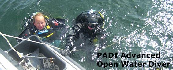 PADI Advanced Open Water Diver är tvärtom vad namnet antyder är detta ingen avancerad kurs, snarare är det engelskans to advance som avses i namnet.