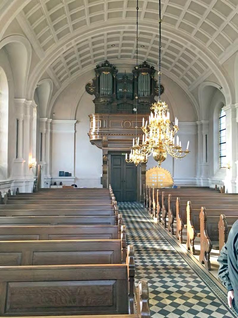 Bänkradernas gavlar var från den ursprungliga inredningen i kyrkan och var placerade på