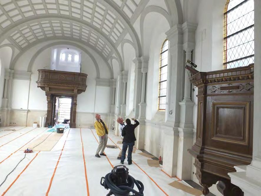 Kyrkorummet under ommålning. Övre delarna, från och med fönsternivå besiktades innan ställningarna togs ned.