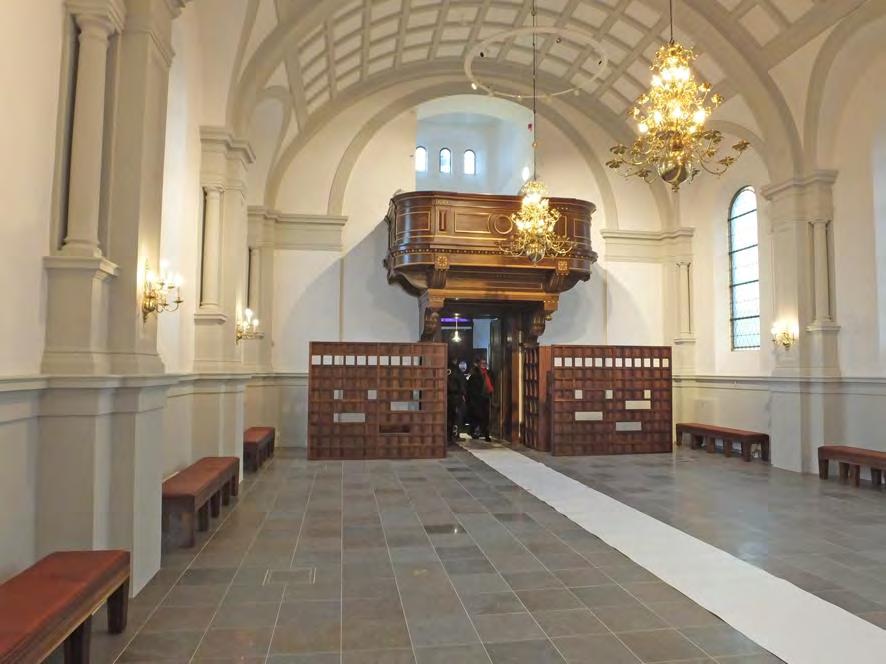 Vy mot väster med den ursprungliga orgelläktaren. Orgelfasaden och det nya spelhuset är ännu inte på plats. Utmed väggarna står nytillverkade bänkar som står så de döljer väggkonvektorer.