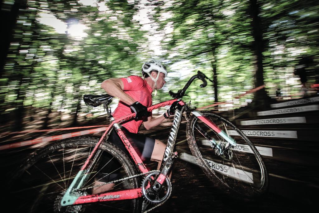 T Träning FOTO: JOHAN LINHART En av Mattias senare meriter som aktiv är ett SM-guld i H40 i cykelcross. Hej 