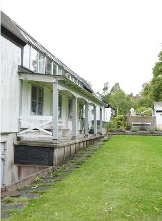 kafé/restaurangbyggnaden ligger längst