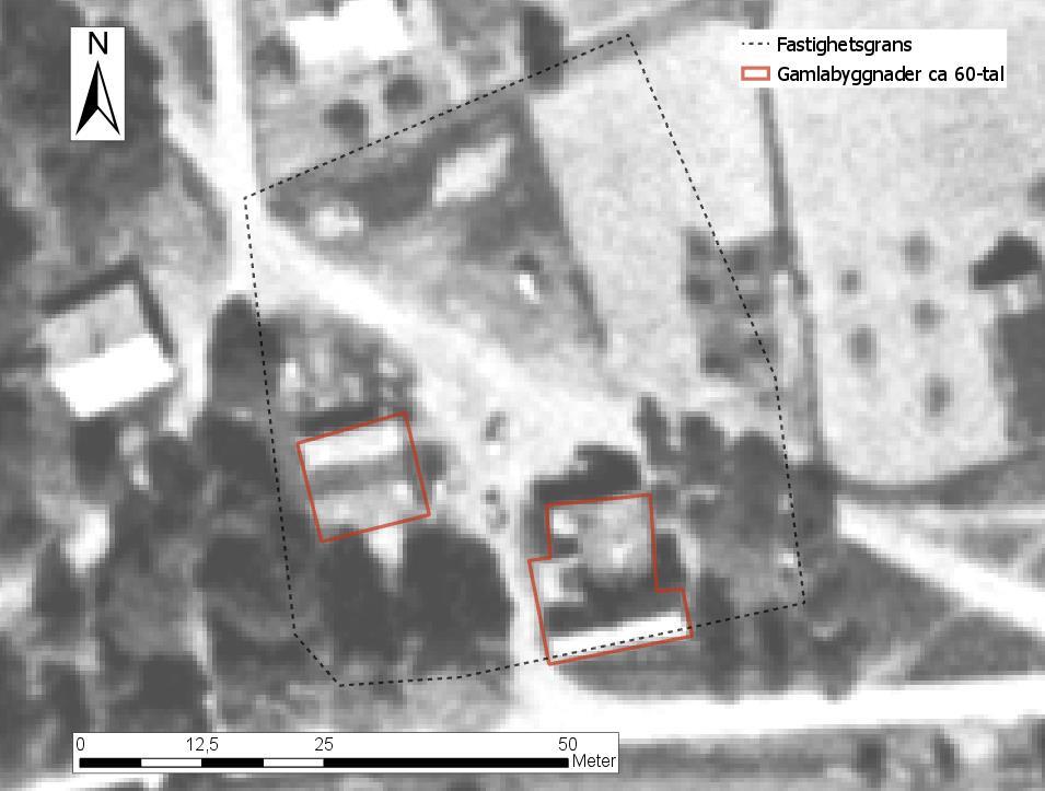 Figur 4. Flygfoto från 60-talet. I rött syns de gamla byggnader där smidesverksamheten misstänks ha pågått (bakgrundsbild från Lantmäteriets öppna geodata). 2.