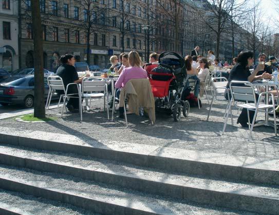 granne planteras med häckar. Fasaderna har vertikal fönstersättning.