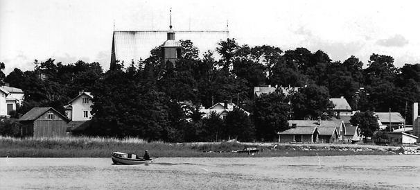 Strandlinjen nedanom kyrkan på 1960-talet. På 1600-talet ägde kyrkan fortsättningsvis det mesta av det bebyggda malmområdet.