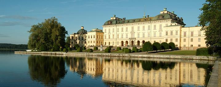 DROTTNINGHOLM SLOTT OCH SLOTTSTEATER Drottningholms slott finns upptaget på UNESCO:s världsarvslista.