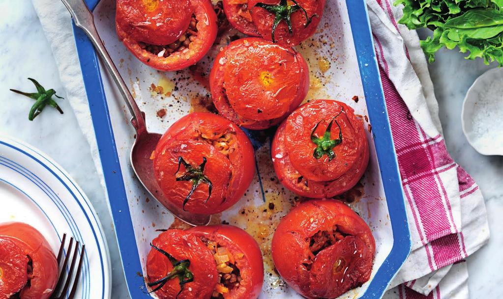 RECEPT 4 40 min 331 kcal/port Fett 23% Kolhydrater 60% Protein 17% Fyllda tomater med rostat vitkålsmos Ugnsbakade tomater fyllda med linser och morötter.