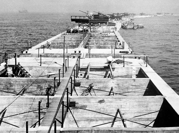 dwight D Eisenhower POPPERFOTO/GETTY Den flytande hamnen, Mulberry, har kommit på plats vid Gold Beach och skyddas av luftvärnskanoner. BUNDESARCHIV, BILD 146-1973-012-43/CC-BY-SA 3.