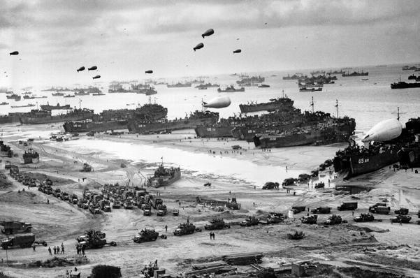 I staben SHAEF uppgick personalen i januari 1944 till runt 600 officerare och 900 man varav hälften var amerikaner och hälften britter.