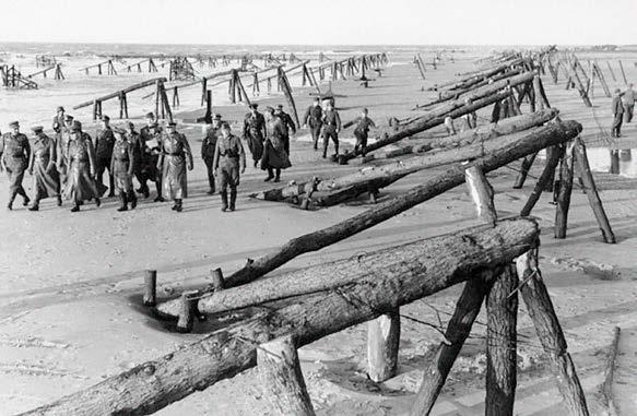 dwight D Eisenhower Chefen för försvaret i Normandie, fältmarskalk Rommel, inspekterar landstigningshinder på en av stränderna. BUNDESARCHIV, BILD 101I-719-0243-33/JESSE/CC-BY-SA 3.