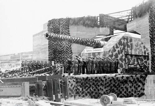 En av Atlantavallens kustartilleripjäser en av tre 40,6 cm kanoner vid batteri Lindemann i Pas-de-Calais, Frankrike. i en park i västra London i december 1943 (se grafik på nästa uppslag).