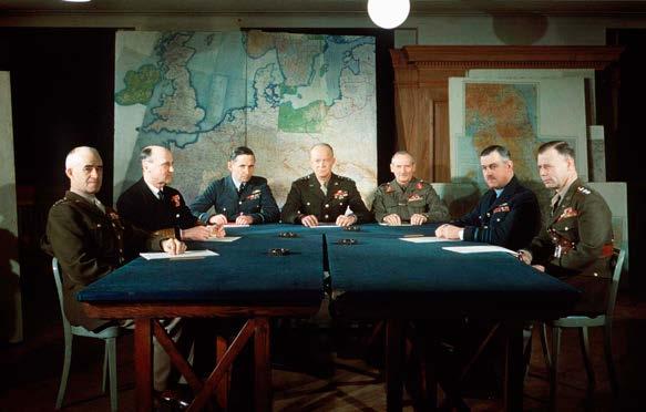 POPPERFOTO/GETTY Eisenhower (i mitten) planerar invasionen med D-dagscheferna i februari 1944.