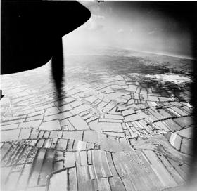 dwight D Eisenhower US ARMY Ett foto taget från ett F-5 Lightning spaningsflygplan under operation Overlord visar ett fält med landade glidplan på marken.