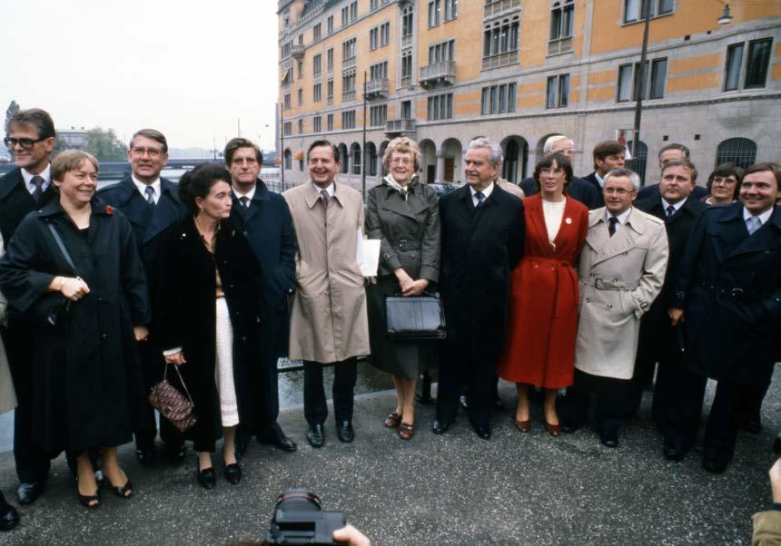 10 Kris i regeringsfrågan? Foto: SVT Bild Den 8 oktober 1982. Statsminister Olof Palme (S), mitten, tillsammans med sin regering utanför Rosenbad i Stockholm.