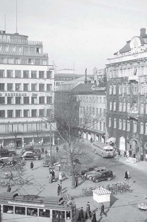 Intill Skären 9 ligger Packarhuset som präglar den lokala stadsbilden med sitt karaktäristiska trappade tak.