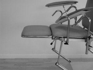 ryggstödet. A Hjulen ska vara låsta och stolen i lägsta läge innan patienten sätter sig.