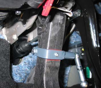 Skjut på kopplingsmedbringaren inifrån på pedalarmen och kläm fast den 60 mm (pil) nedanför den övre pedalarmskanten.
