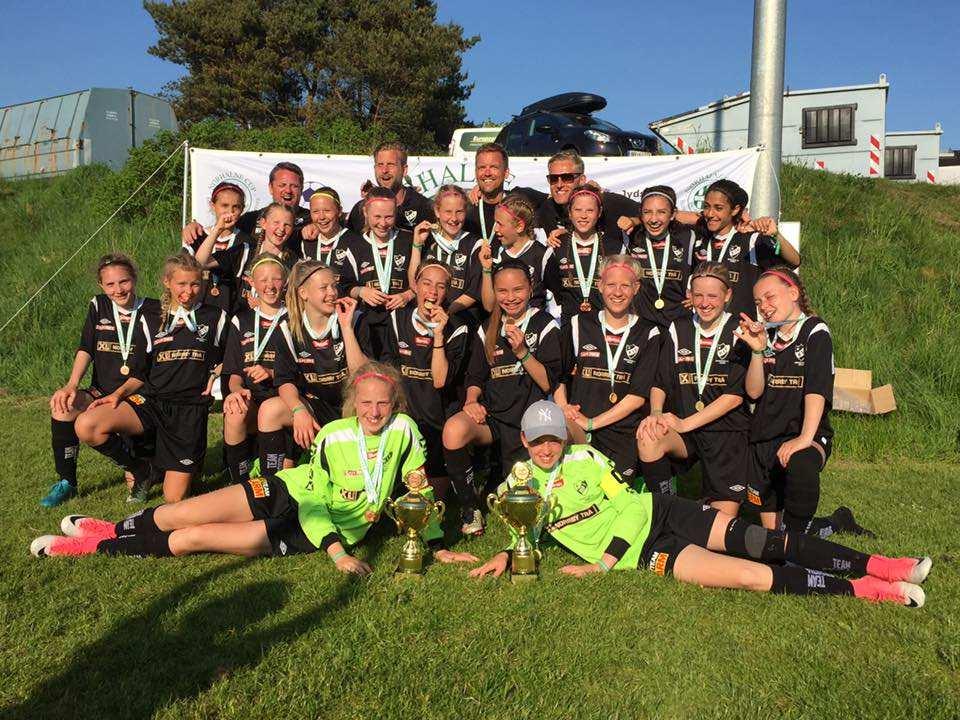 Juniorlaget Juniorlaget spelade i pojkar division 2 mellersta. Fjorton matcher varav fyra segrar och tio förluster.