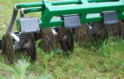 Den bogserade harvens funktioner styrs via en 2,7 skärm. Maskinen fungerar i traktorer med fritt roterande pumpar och traktorer med LS-pumpar.