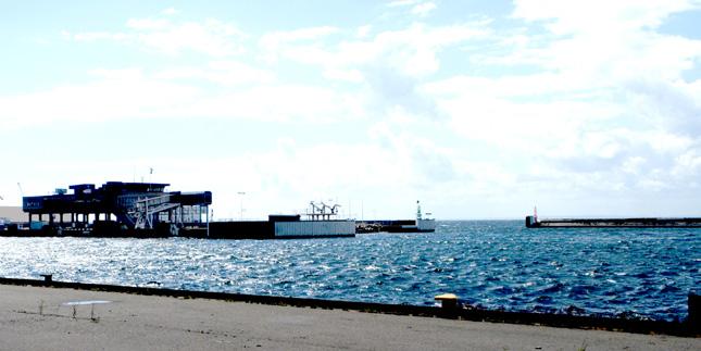 Mot Södra Hamnen har kajpromenaden en mer ombonad karaktär med vegetation och skyddade lägen för sittplatser.