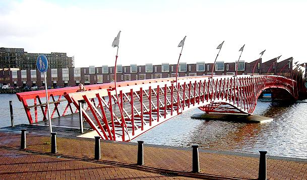 En bro över Södra Hamnen kan utformas i nivå med pirerna