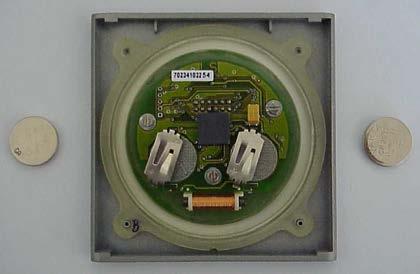 Lossa batteribygeln försiktigt från kretskortet (bild 1). 4. Ta ut de båda batterierna (bild 1). 5.