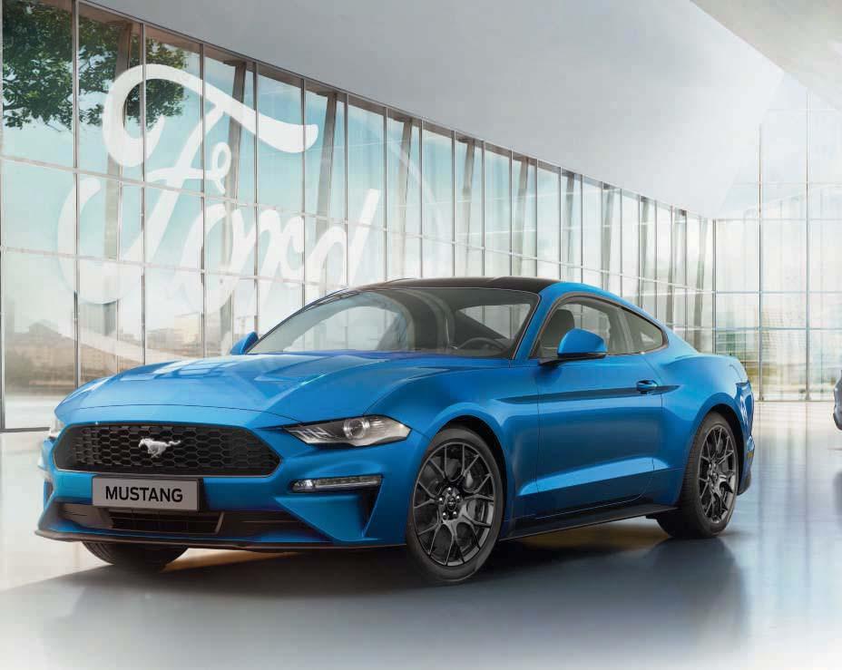 Modellen som visas är en Mustang EcoBoost Fastback i Blue Lightning metalliclack (tillval) med tak i svart kontrastfärg (tillval) och