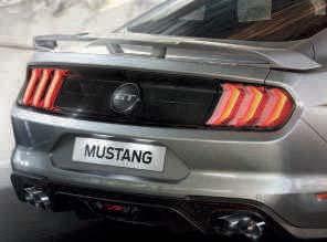 och inomhus. Med Pony-logotyp fram och Mustang-emblem bak.