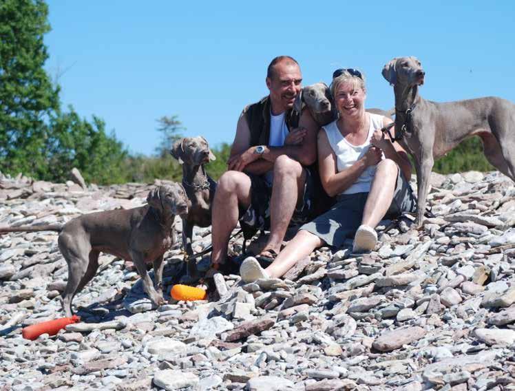 Anci och Nicke med hundarna Carma, Terra, Pimm och Posh. Foto: Lena Palmgren. Intervju med Scuba s kennel I detta numret besöker vi Scubas kennel på Öland som drivs av Anci och Nicke Niklasson.